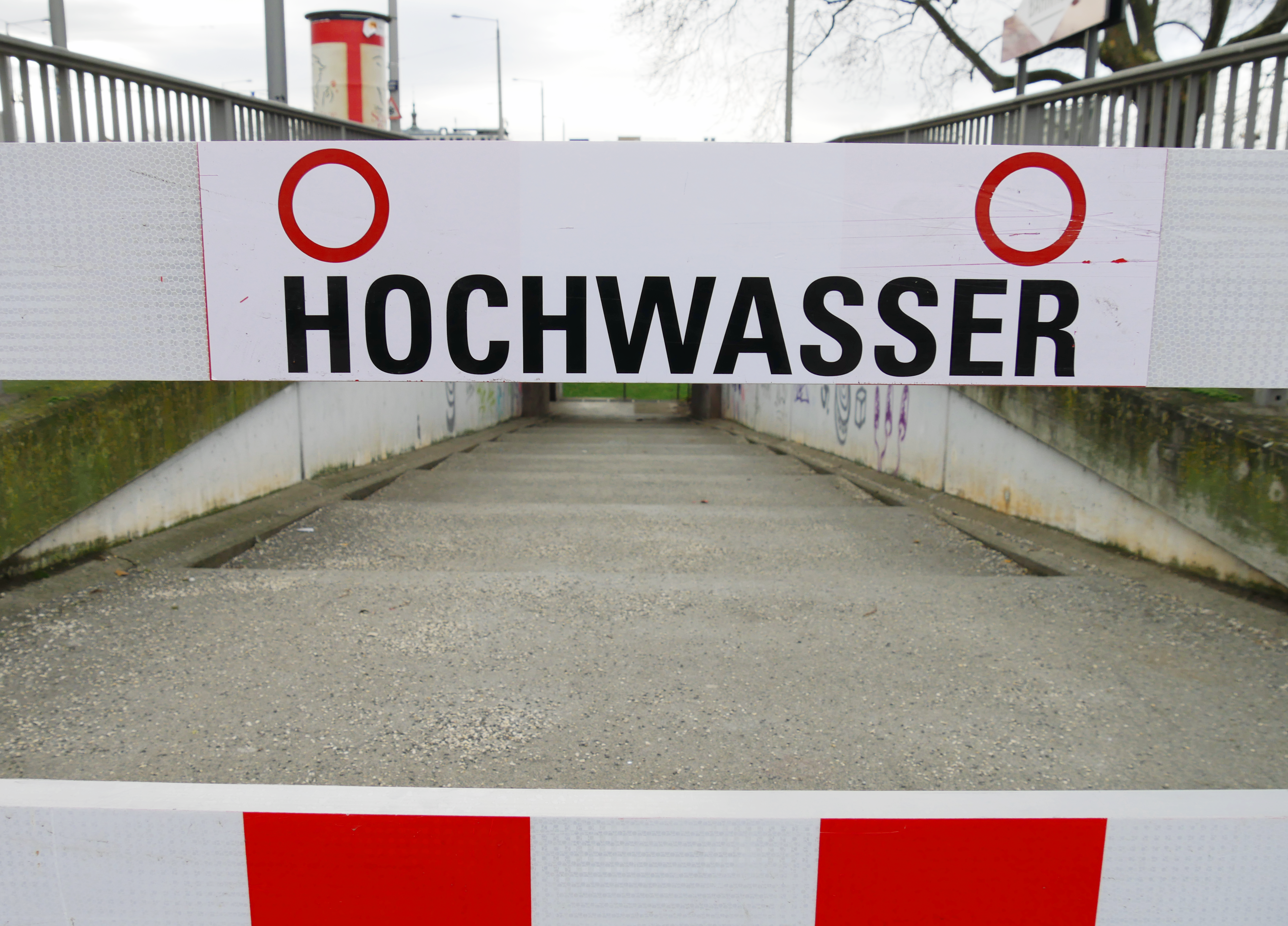 Hochwasserabsperrungen am Neckar